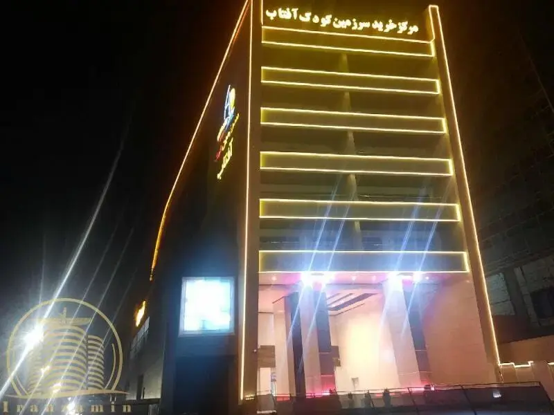 مجتمع تجاری اداری آفتاب در شب